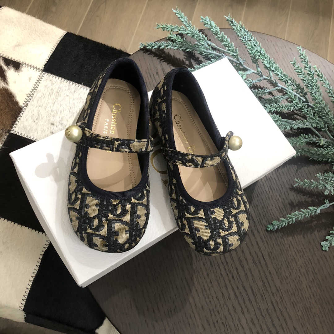 Children's shoes child